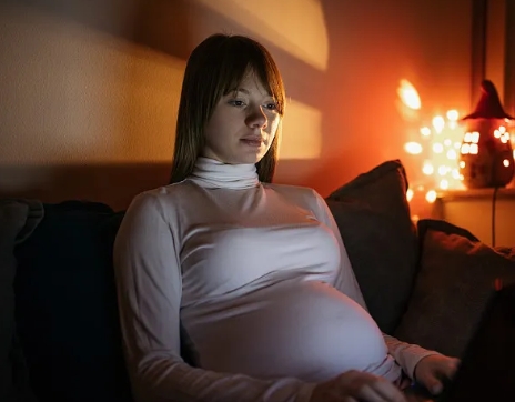 孕晚期睡觉腿抬高会影响胎儿吗.jpg